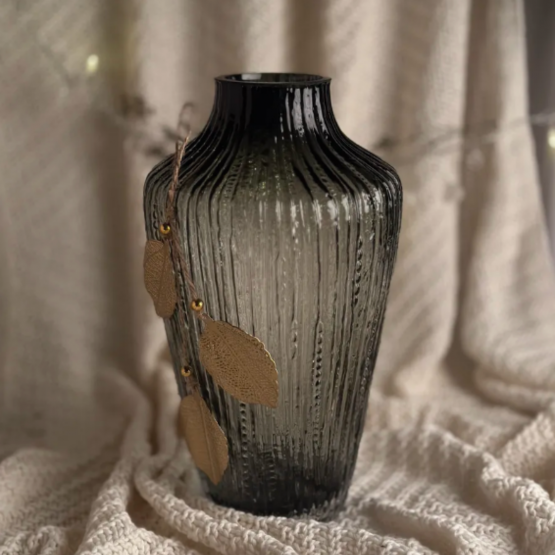 Ваза стеклянная черная с декором листья