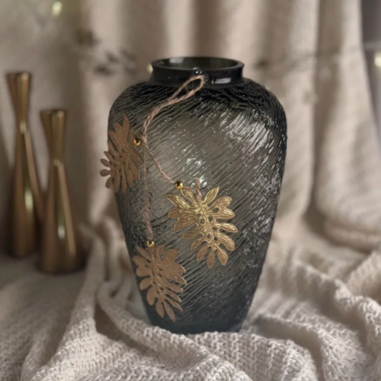 Ваза стеклянная графит с декором монстерра