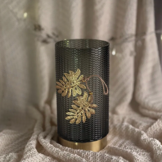 Ваза стеклянная графит с металлическим основанием с декором монстерра