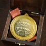Медаль подарочная "Лучшему начальнику" в деревянной шкатулке
