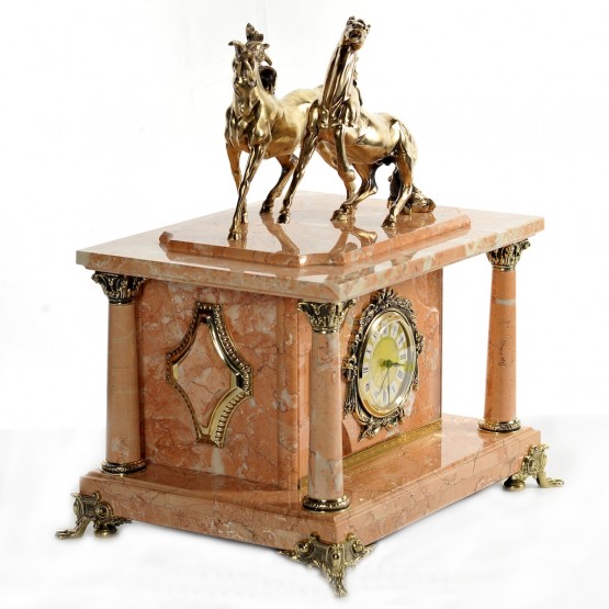 Часы-сейф из мрамора с лошадками