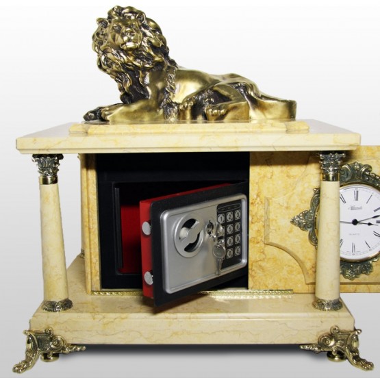 Часы-сейф из бежевого мрамора с львом 