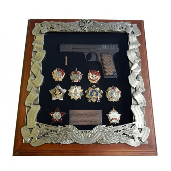 Деревянная ключни­ца с пистолетом ­ТТ и наградами СС­СР