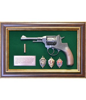 Панно с пистолетом "Наган" со знаками ФСБ в подарочной коробке