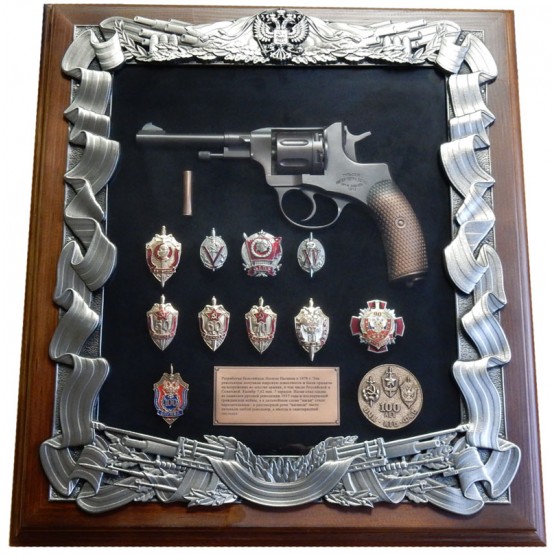 Панно ­ с револьвером Наган и знаками ФСБ