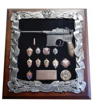 Панно с пистолетом ­Маузер и знаками ФСБ­