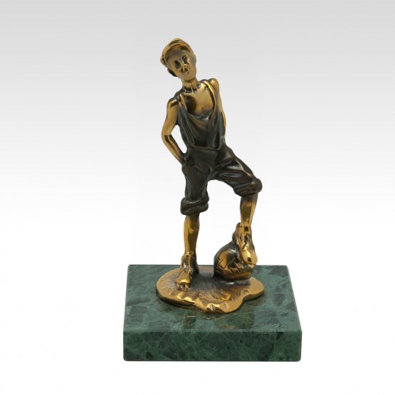 Скульптура "Футболист" (на камне)