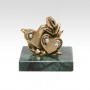 Скульптурная миниатюра "Влюбленные сердца" (на камне)
