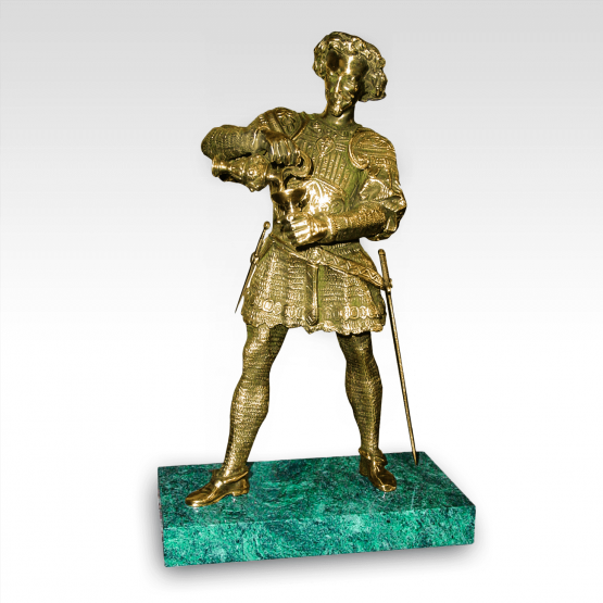 Скульптура "Рыцарь с кубком" (на камне)