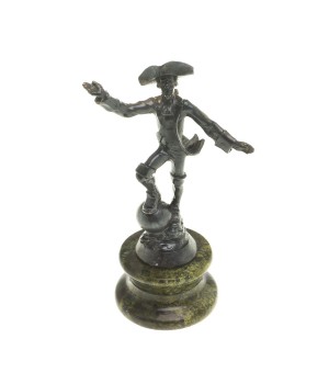 Статуэтка из бронзы "Мюнхаузен" на подставке из змеевика / сувенир из камня / декоративная фигурка