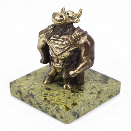Статуэтка из бронзы "Бык супергерой" на подставке из змеевика