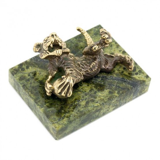 Декоративная статуэтка фигурка "Тигр с мячом" из бронзы и камня змеевик