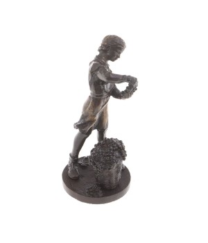 Статуэтка из бронзы "Девочка с виноградом" / бронзовая статуэтка / декоративная фигурка