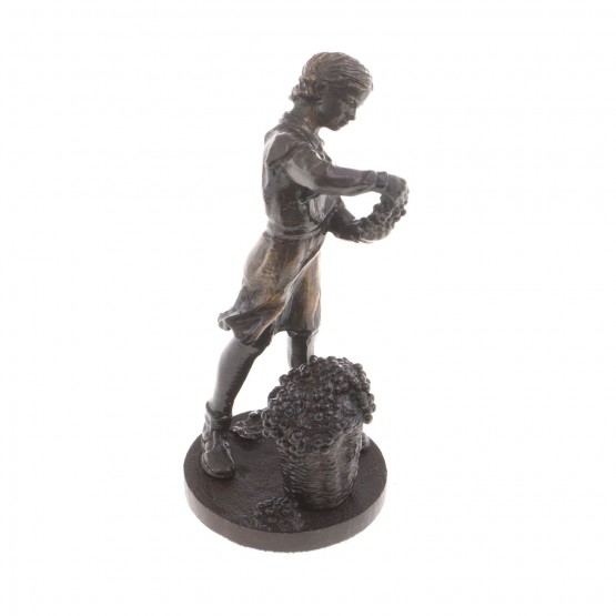 Статуэтка из бронзы "Девочка с виноградом" / бронзовая статуэтка / декоративная фигурка