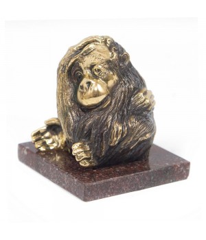 Декоративная статуэтка "Задумчивая обезьяна" из бронзы на подставке из камня
