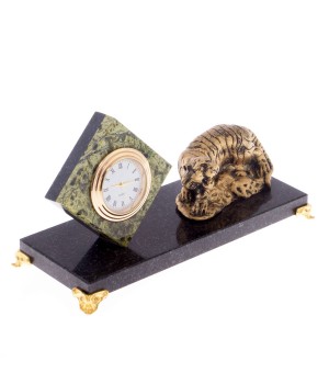 Сувенирные часы с фигуркой "Рычащий тигр" - символ 2022 года