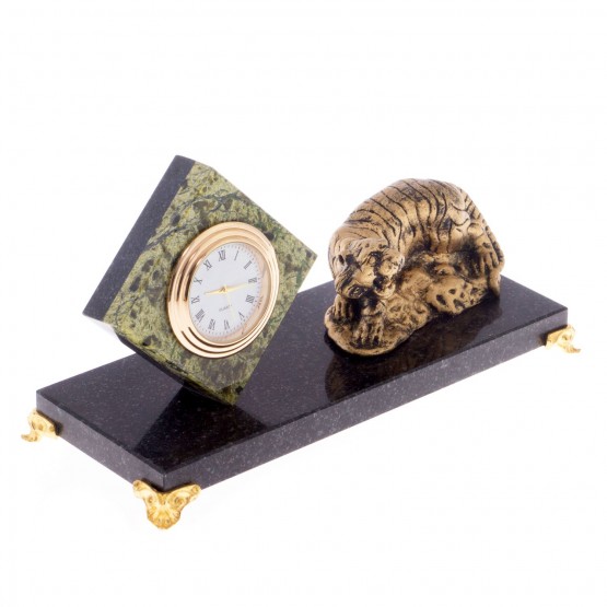 Сувенирные часы с фигуркой "Рычащий тигр" - символ 2022 года
