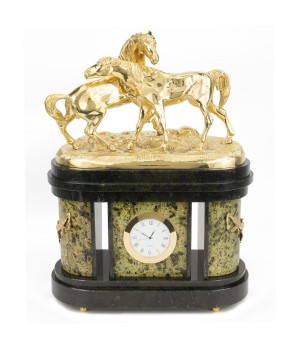Каминные часы "Кони на воле" из бронзы и змеевика
