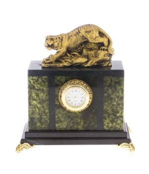 Декоративные часы "Тигр на охоте" камень змеевик - символ 2022 года